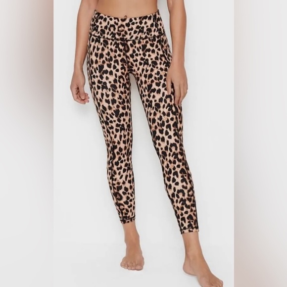 Victoria's Secret Pants - Victoria’s Secret incredible essential leggings Sz 4